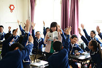 男人的香蕉插进女生的桃子里君谊中学“新初中”